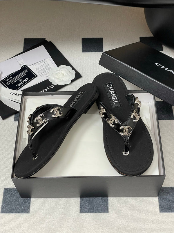 CC 25P Double C 5 Motifs Thongs Sandal Black Sheepskin 247697