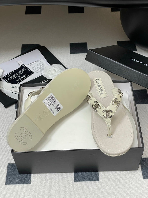 CC 25P Double C 5 Motifs Thongs Sandal Grey Sheepskin 247698