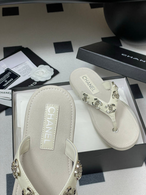 CC 25P Double C 5 Motifs Thongs Sandal Grey Sheepskin 247698