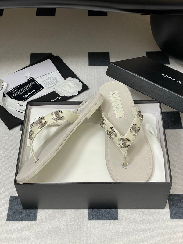 CC 25P Double C 5 Motifs Thongs Sandal Grey Sheepskin 247698