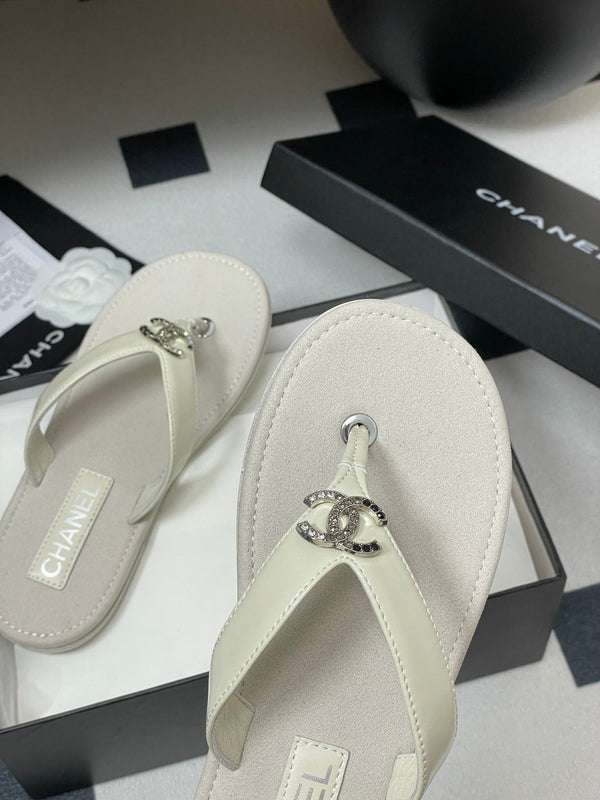 CC 25P Double C 1 Motif Thongs Sandal Grey Sheepskin 247704