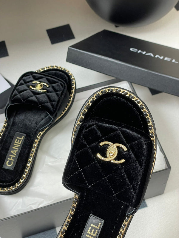 CC 25S Sandalo con fibbia e bordo a catena, in velluto nero 247585