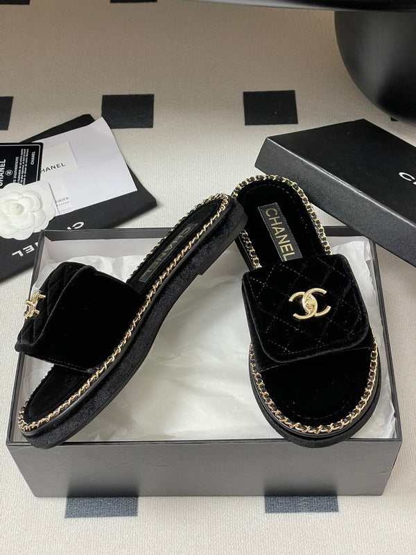 CC 25S Sandalo con fibbia e bordo a catena, in velluto nero 247585