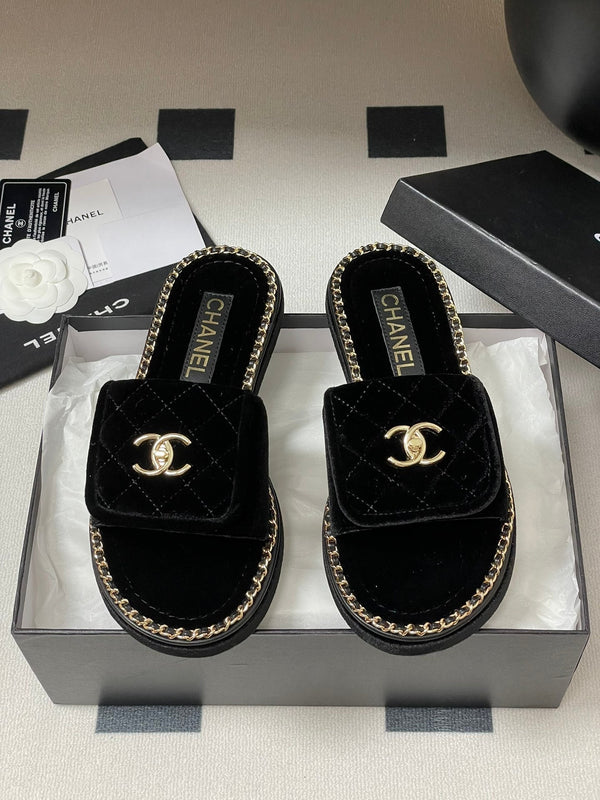 CC 25S Sandalo con fibbia e bordo a catena, in velluto nero 247585