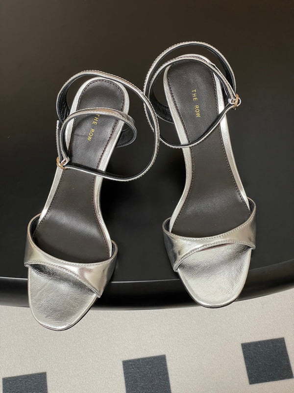 Sandali con tacco alto e cinturino The Row 25S 85 mm in pelle di vacchetta metallizzata nera e oro 286193