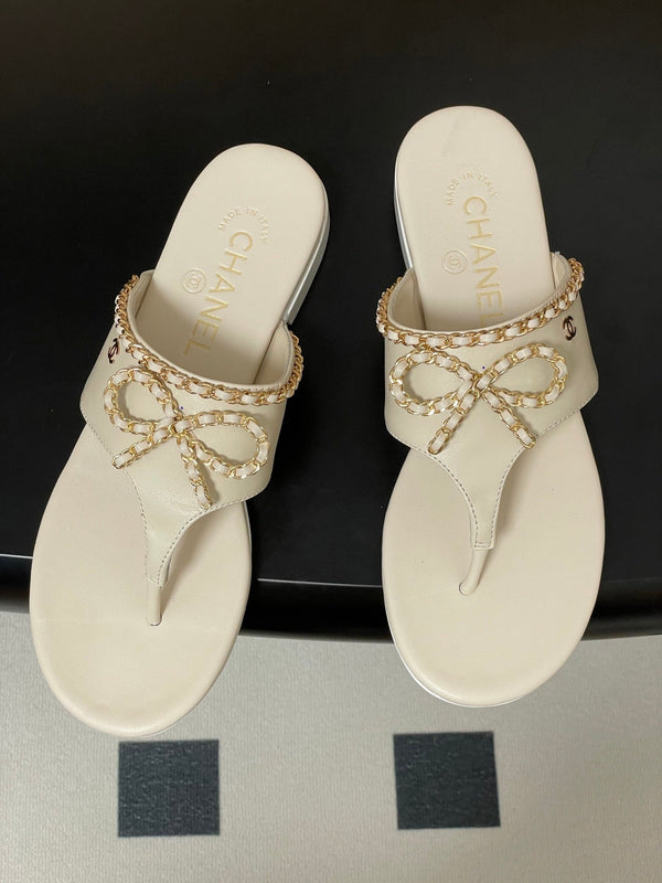 CC 25B Chain Bow Flip-flops Ivory Sheepskin 393986