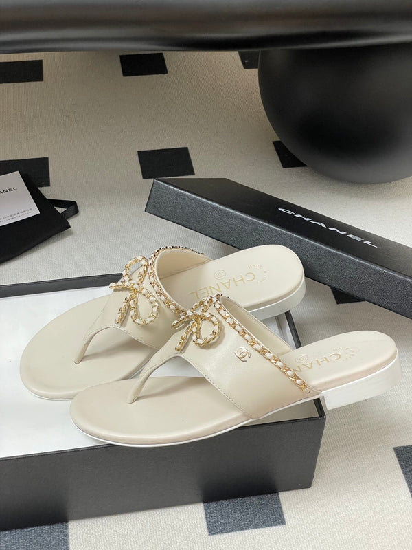 CC 25B Chain Bow Flip-flops Ivory Sheepskin 393986