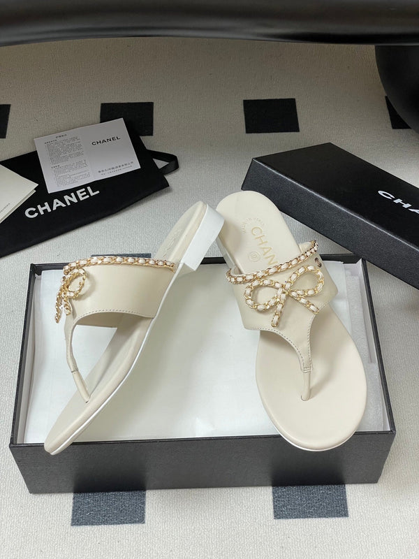 CC 25B Chain Bow Flip-flops Ivory Sheepskin 393986