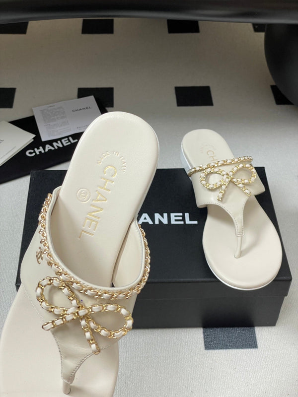 CC 25B Chain Bow Flip-flops Ivory Sheepskin 393986