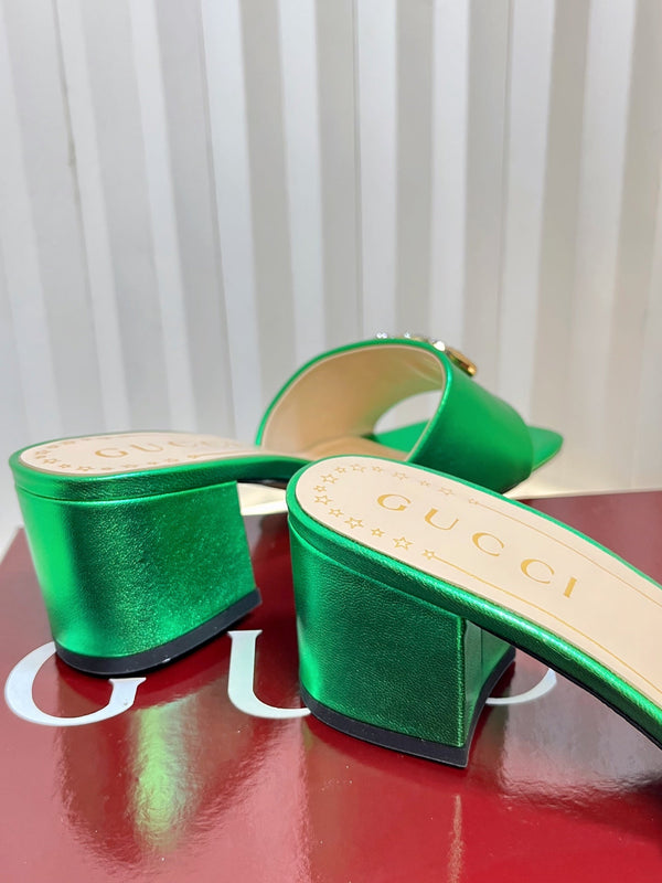 Sandalo con tacco GC 25 Interlocking G in pelle verniciata verde 294637