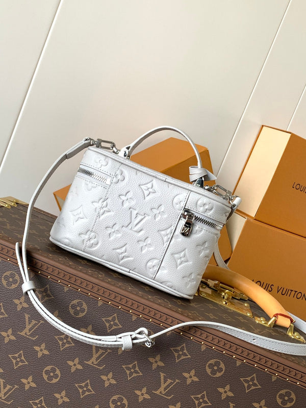 LV Vanity Chain Pouch 19cm Brume Gray Embossed Cowhide Metal HW