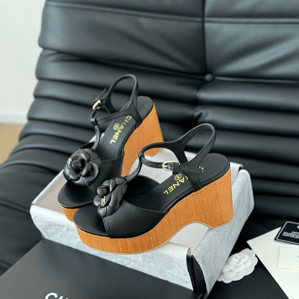 sandalo slingback con plateau in pelle di vitello nera con fiore