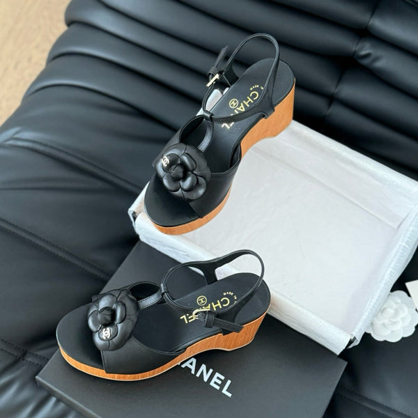 sandalo slingback con plateau in pelle di vitello nera con fiore