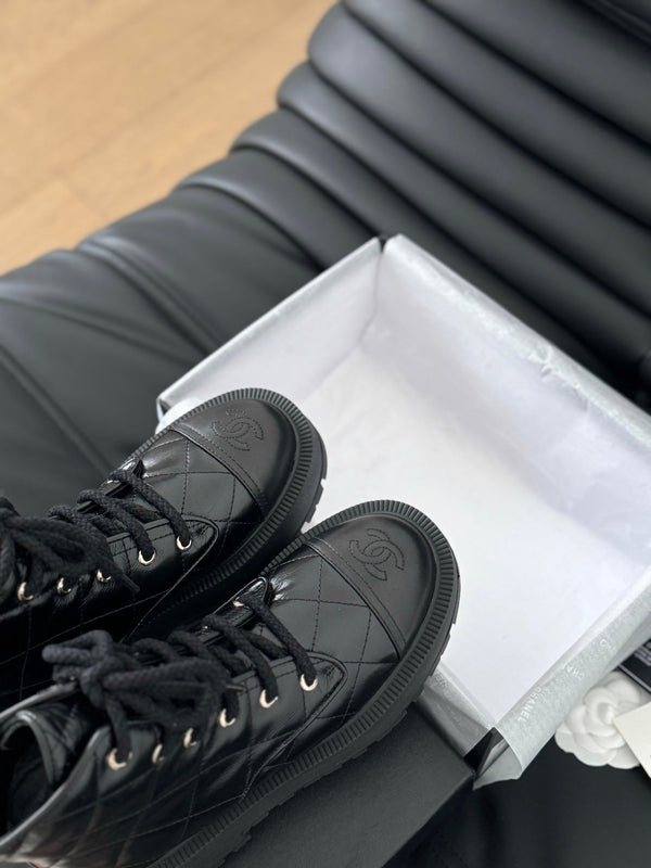 stivaletti cc in pelle di agnello verniciata trapuntata nera