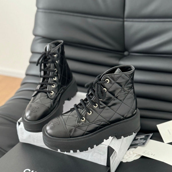 stivaletti cc in pelle di agnello verniciata trapuntata nera