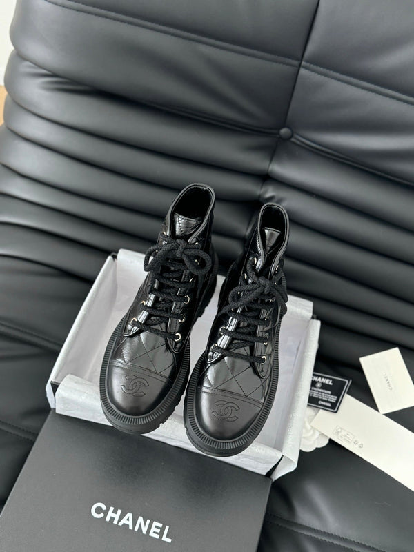 stivaletti cc in pelle di agnello verniciata trapuntata nera