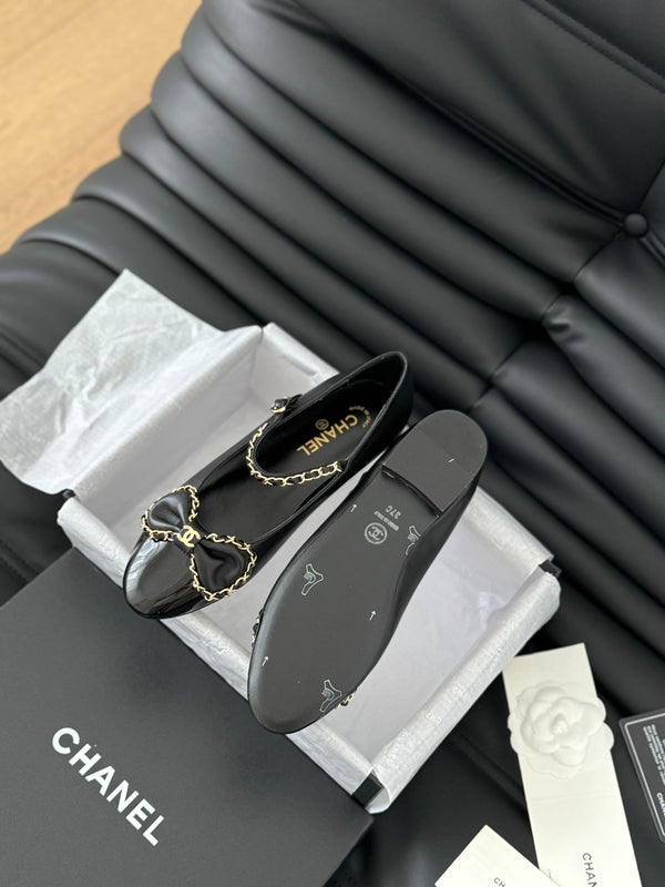 CC BALLET FLATS IN BLACK LAMBSKIN WITH GOLD HARDWARE