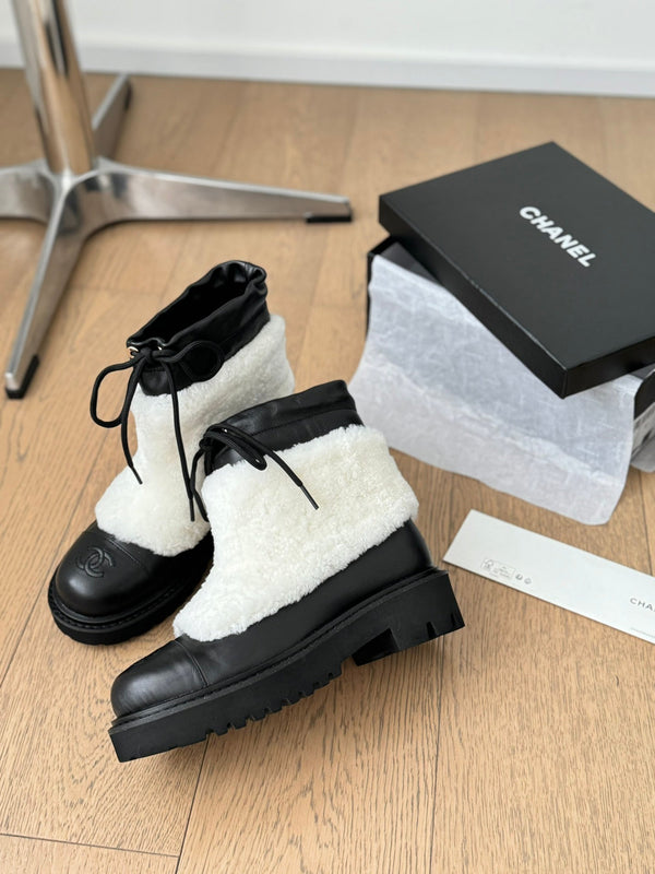 CC CHUNKY BOOTS IN WHITE SMOOTH FLEECE AND BLACK CALFSKIN