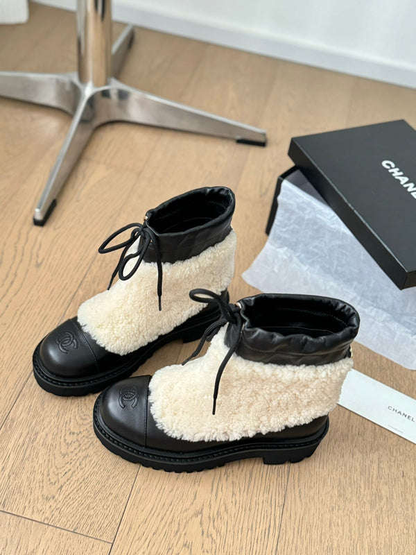 CC CHUNKY BOOTS IN BISQUE BEIGE SMOOTH FLEECE AND BLACK CALFSKIN