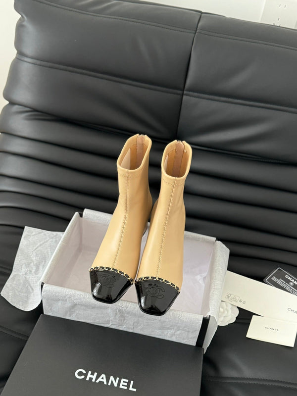 Stivaletto CC in pelle di vitello beige e vernice nera