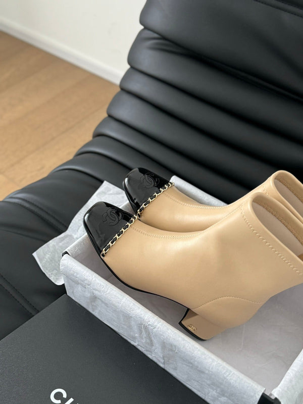 Stivaletto CC in pelle di vitello beige e vernice nera