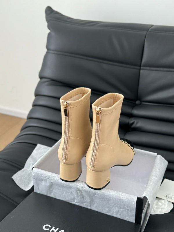 Stivaletto CC in pelle di vitello beige e vernice nera