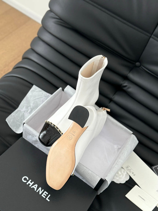 Stivaletto CC in pelle di vitello bianca e vernice nera