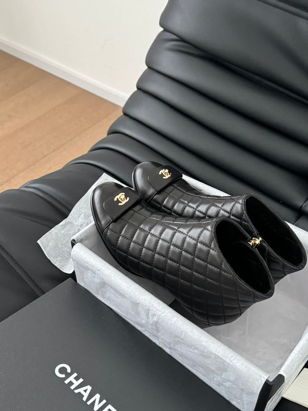 CC SHORT BOOTS 65 MM IN BLACK QUILTED PATTERN LAMBSKIN