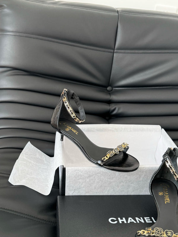 SANDALO TACCO MEDIO 35 MM IN PELLE DI MONTONE NERA CON ADESIVI