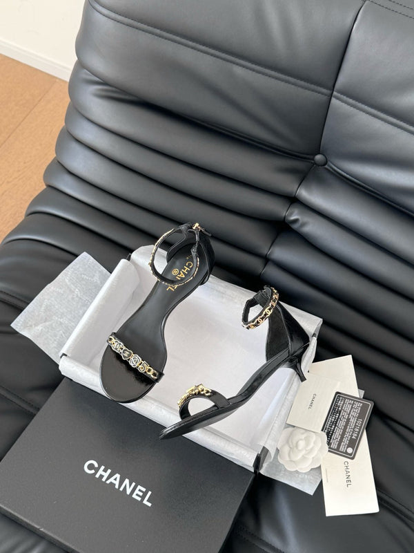 SANDALO TACCO MEDIO 35 MM IN PELLE DI MONTONE NERA CON ADESIVI