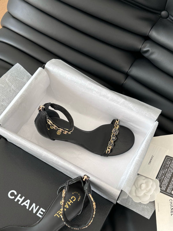 SANDALO TACCO MEDIO 35 MM IN PELLE DI MONTONE NERA CON ADESIVI