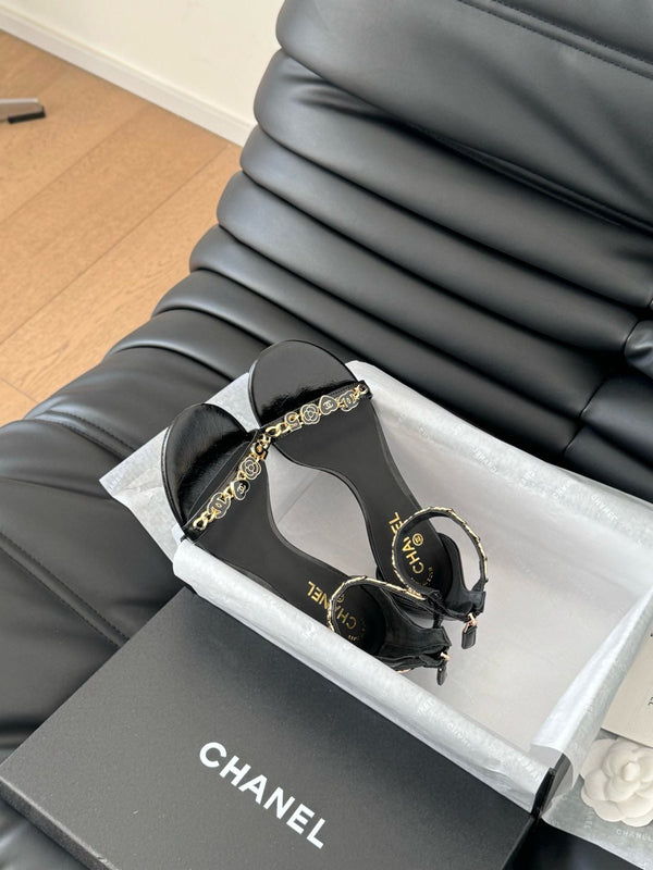 SANDALO TACCO MEDIO 35 MM IN PELLE DI MONTONE NERA CON ADESIVI