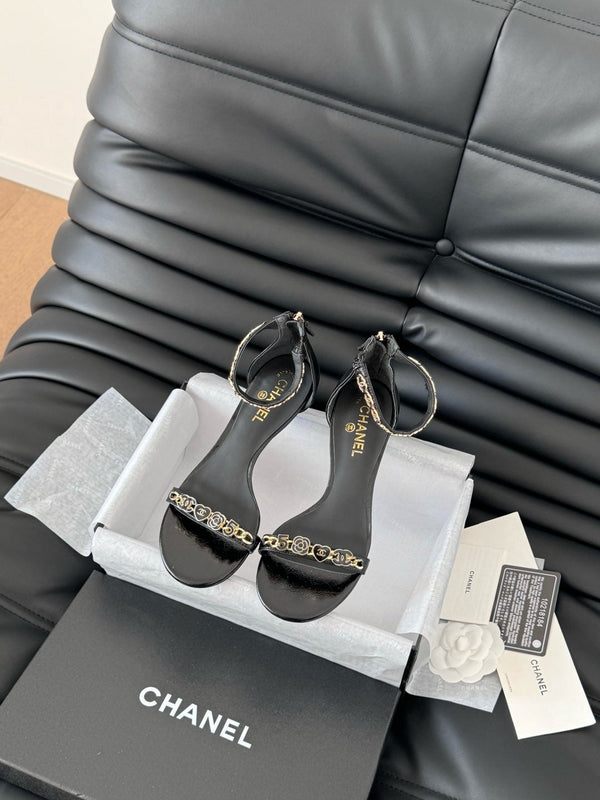 SANDALO TACCO MEDIO 35 MM IN PELLE DI MONTONE NERA CON ADESIVI