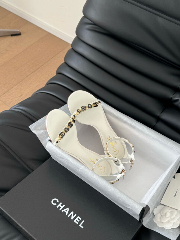 SANDALO TACCO MEDIO 35 MM IN MONTONE BIANCO CON ADESIVI