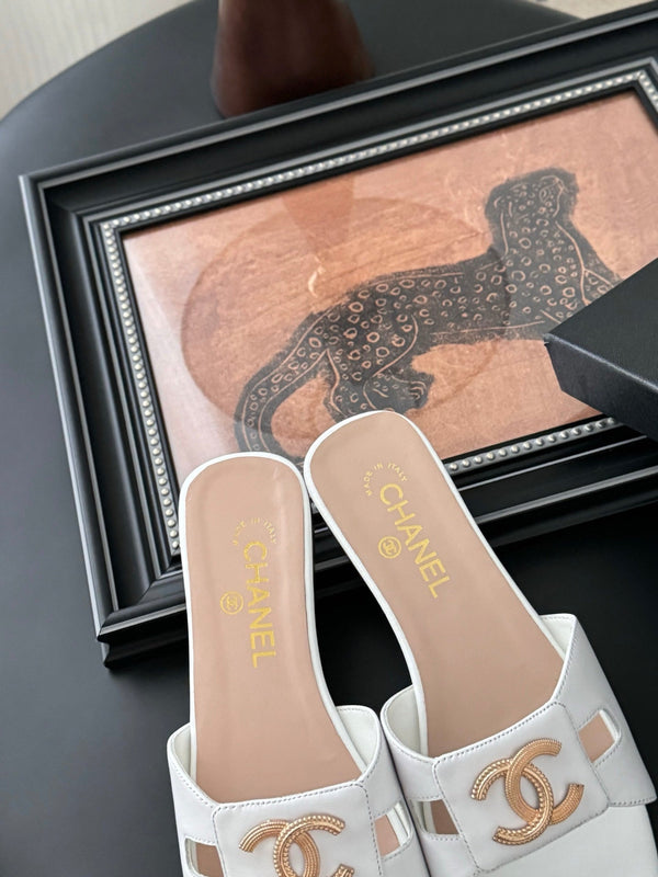 CC 25 Slippers White Cowhide 305284