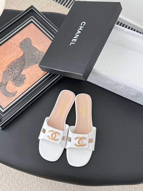 CC 25 Slippers White Cowhide 305284
