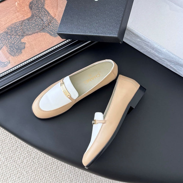 CC 25K Vintage Finition Main Loafers Beige White Calfskin 458644