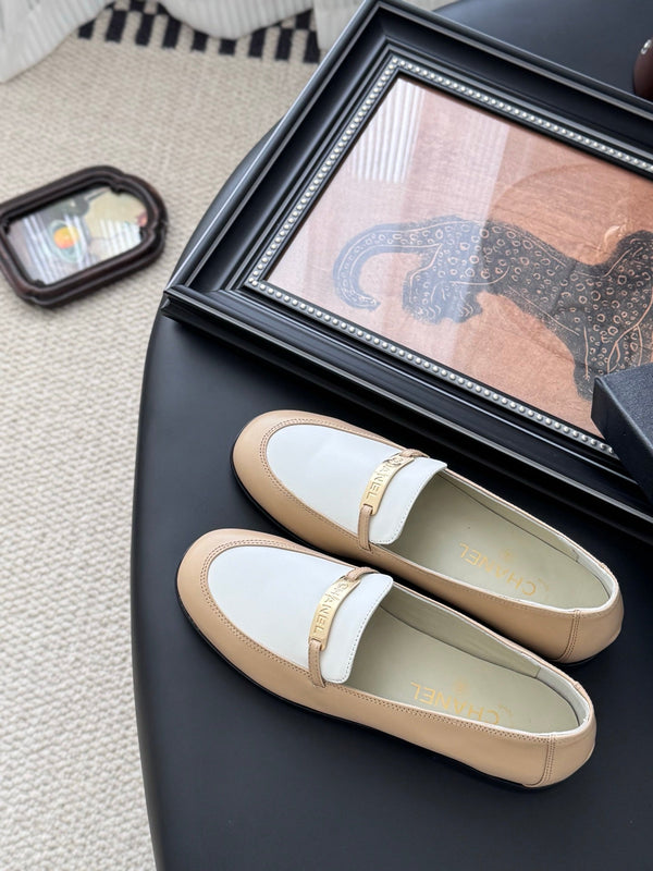 CC 25K Vintage Finition Main Loafers Beige White Calfskin 458644