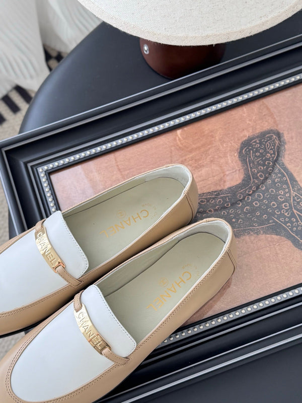 CC 25K Vintage Finition Main Loafers Beige White Calfskin 458644