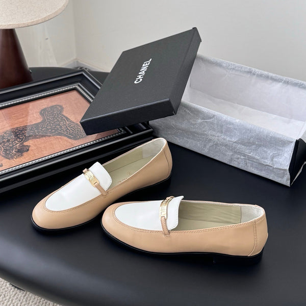 CC 25K Vintage Finition Main Loafers Beige White Calfskin 458644