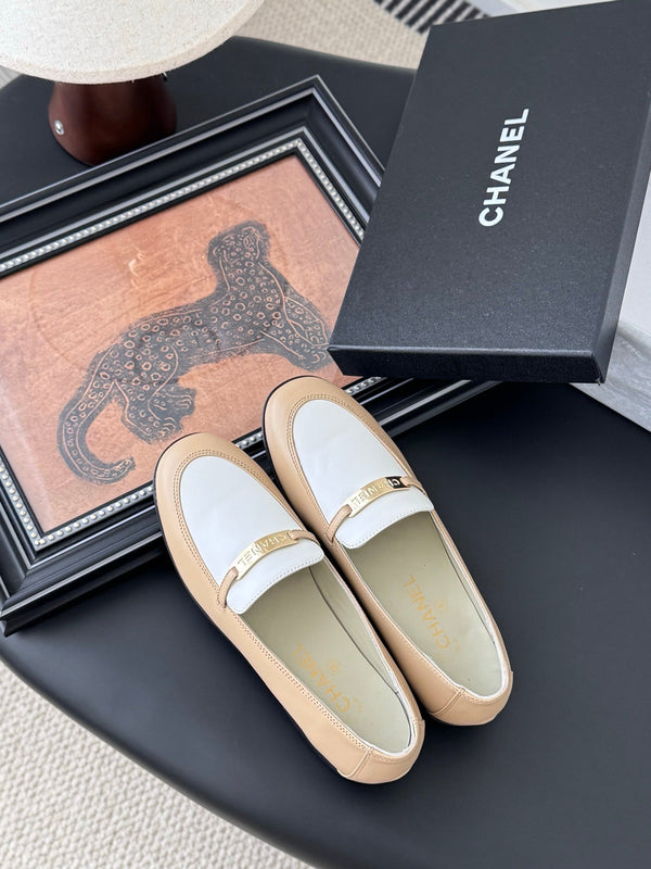 CC 25K Vintage Finition Main Loafers Beige White Calfskin 458644