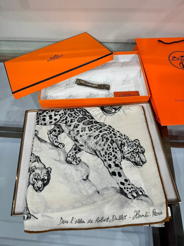 Dans L'atelier De Robert Dallet Sacrf 140 CM In White Black Cashmere And Mulberry Silk 379768