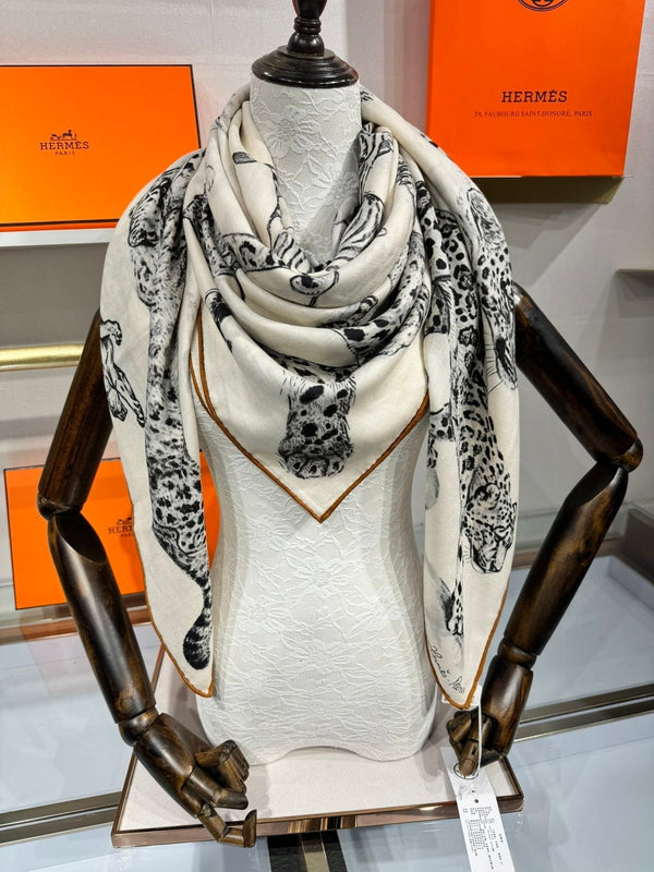 Dans L'atelier De Robert Dallet Sacrf 140 CM In White Black Cashmere And Mulberry Silk 379768