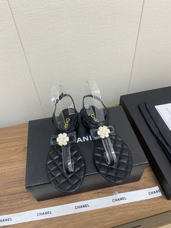 CC THONG SANDAL IN BLACK LAMBSKIN WITH PEARL FLOWER