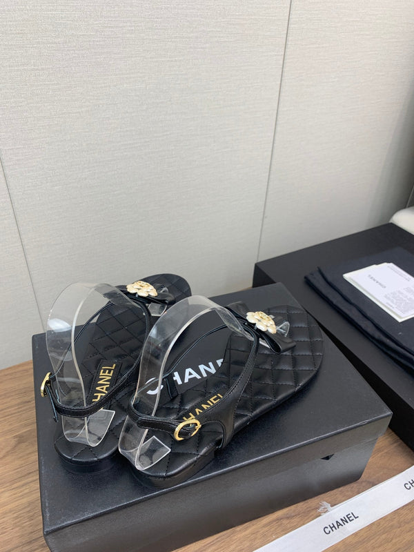 CC THONG SANDAL IN BLACK LAMBSKIN WITH PEARL FLOWER