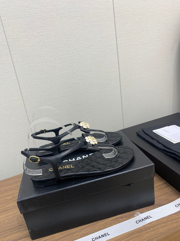 CC THONG SANDAL IN BLACK LAMBSKIN WITH PEARL FLOWER