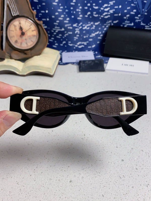 MONTAIGNE SUNGLASS 578115 IN BLACK ACETATE