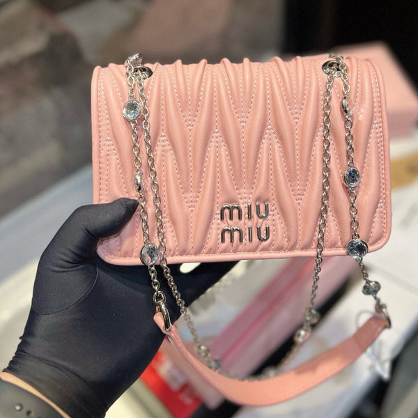 BORSA TRAPUNTATA CON CATENA DI CRISTALLI 21 IN PELLE DI AGNELLO ROSA CONTORNO