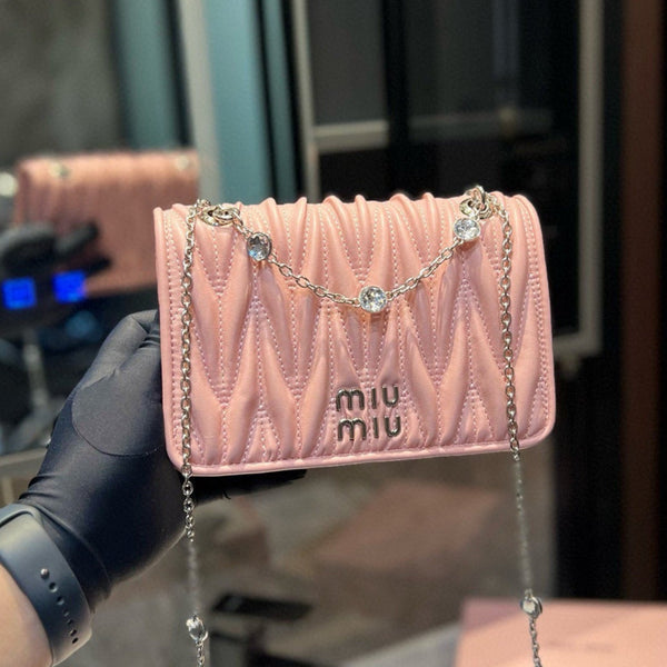 BORSA TRAPUNTATA CON CATENA DI CRISTALLI 21 IN PELLE DI AGNELLO ROSA CONTORNO