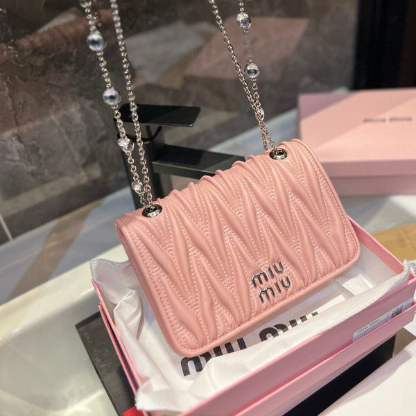 BORSA TRAPUNTATA CON CATENA DI CRISTALLI 21 IN PELLE DI AGNELLO ROSA CONTORNO